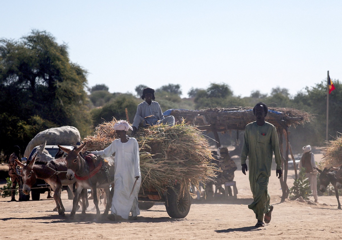 Displaced people travel between Chad and Sudan at the Tine border post in eastern Chad, Nov. 22, 2025. (Reuters file photo)