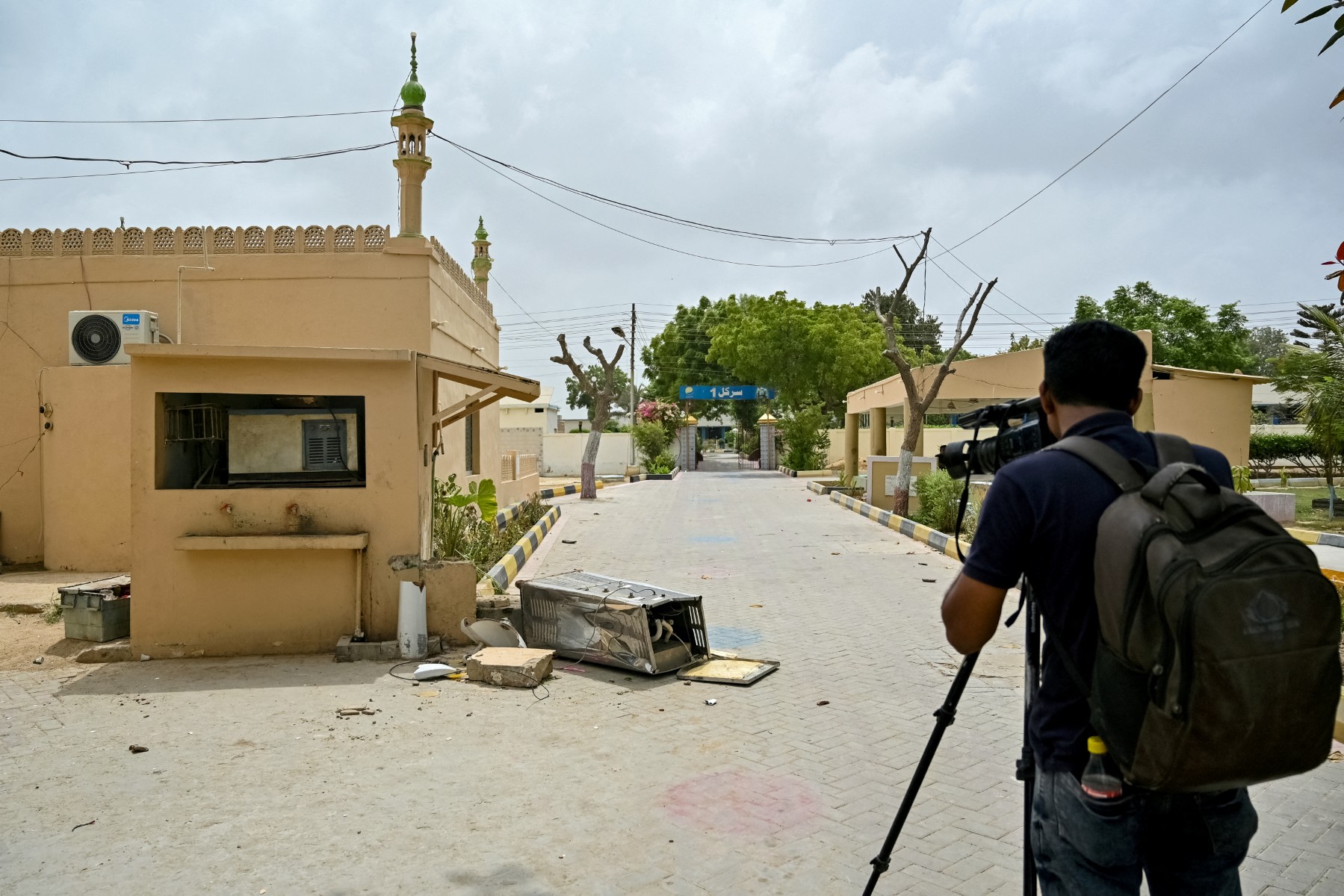 Media watchdog urges probe after gunmen attack home of Pakistani journalist