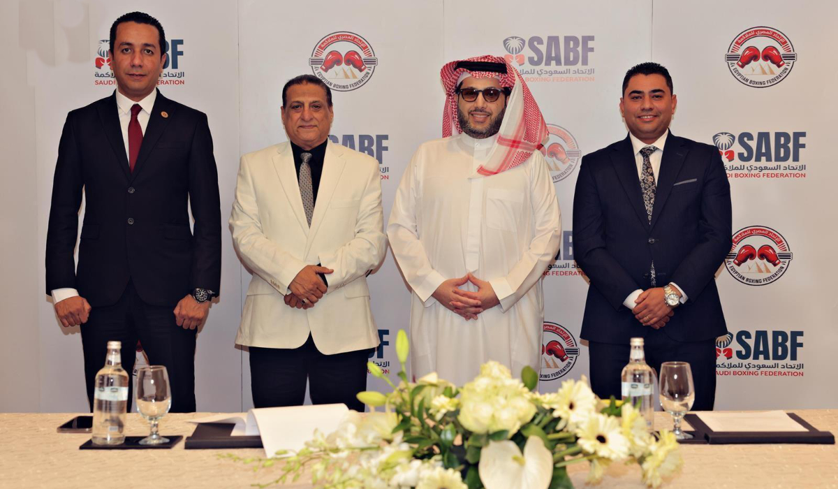 Turki Alalshikh poses for a group photo with Egyptian officials in Cairo. (SPA)