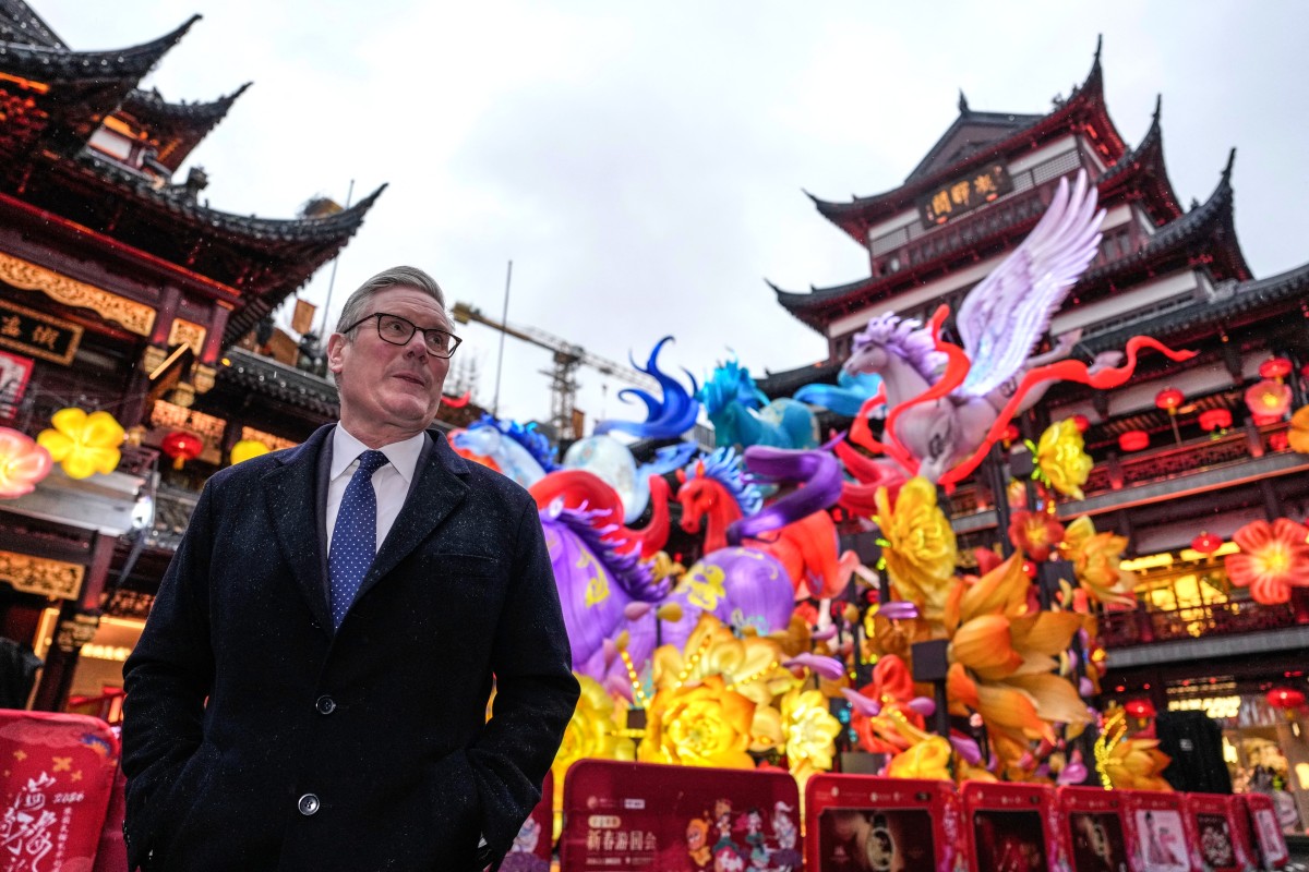 UK Prime Minister Keir Starmer visits Yuyuan Gardens in Shanghai on January 30, 2026. (AFP)