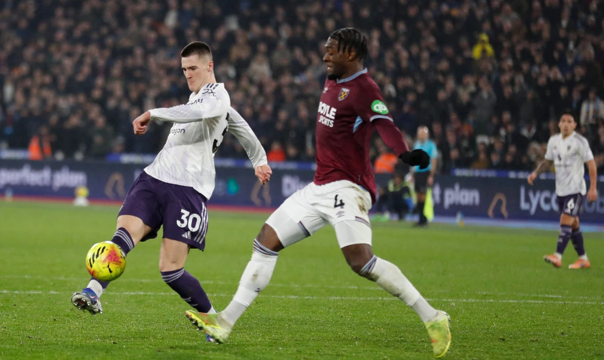 Manchester United's Slovenian striker #30 Benjamin Sesko (L) scores their first goal during the English Premier League football match between West Ham United and Manchester United at the London Stadium in east London on February 10, 2026. (AFP)