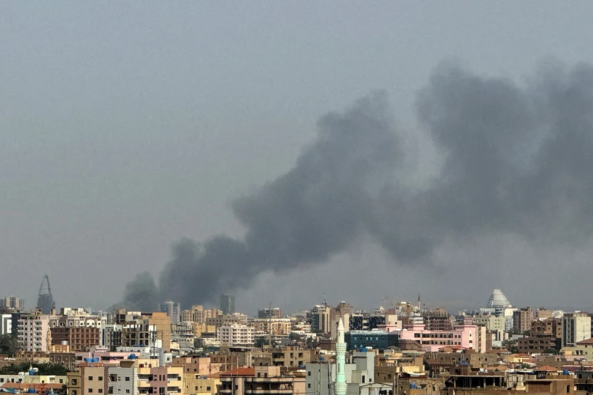 Smoke billows during air strikes in central Khartoum as the Sudanese army attacks positions held by the paramilitary Rapid Support Forces (RSF) throughout the Sudanese capital on September 26, 2024. (File/AFP)