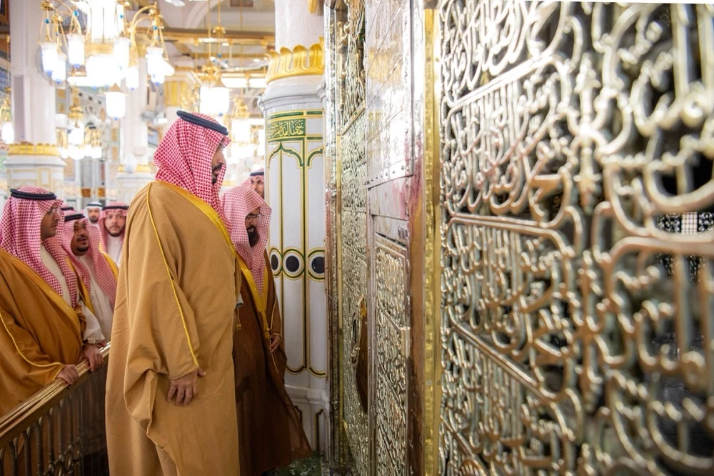 Saudi crown prince visits Prophet’s Mosque in Madinah