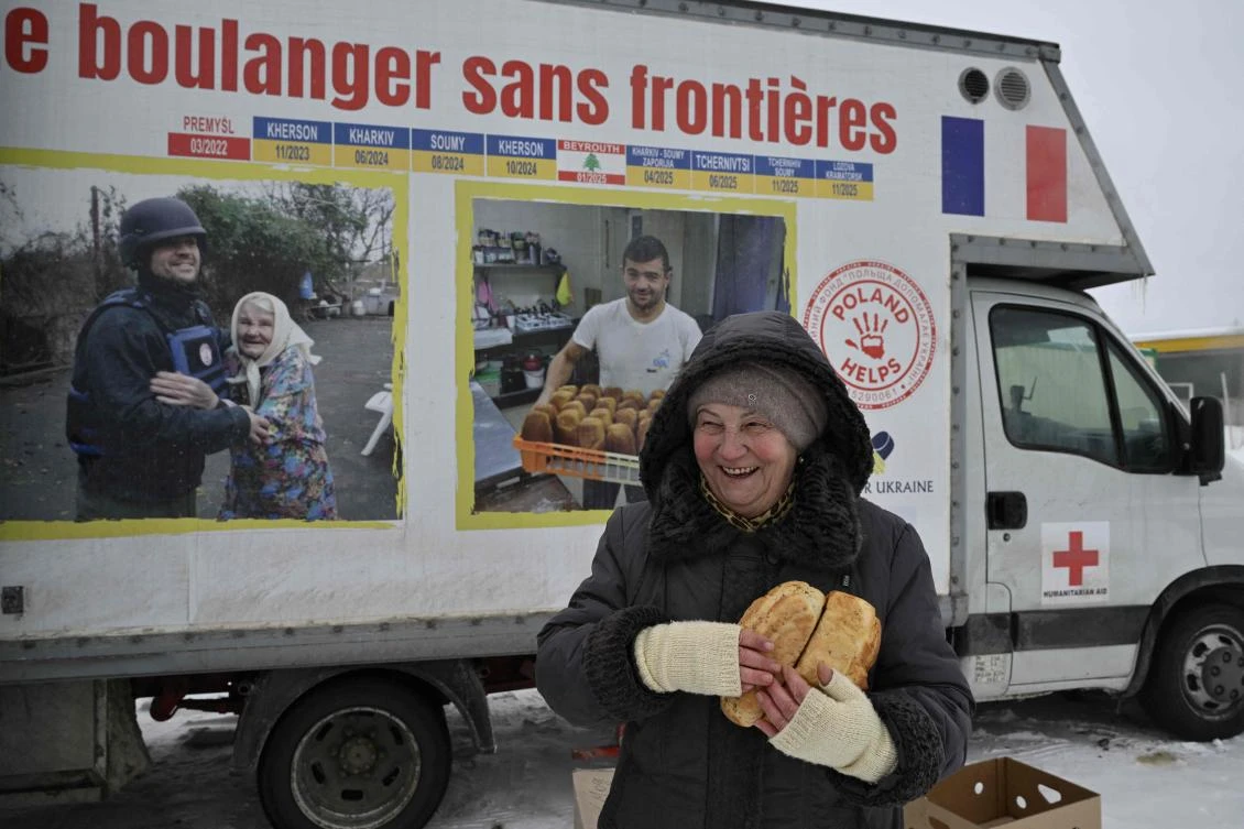 French volunteer bakes for Ukraine amid frosts and power outages