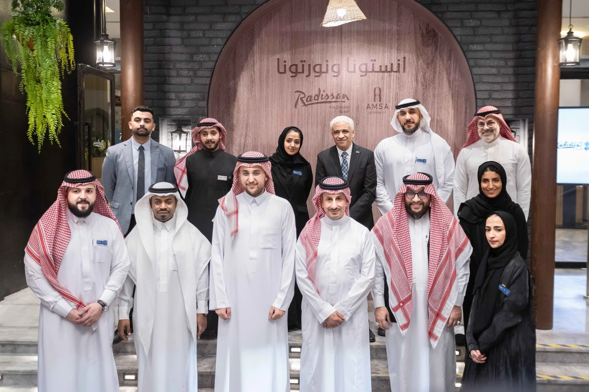 Minister of Tourism Ahmed Al-Khateeb with members of the staff of Radisson Hotel Madinah. The hotel spans 2,300 square meters and comprises 165 rooms.
