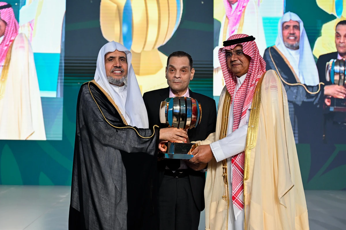 Ambassador Hadi Shibli (C), Palestine’s permanent representative to the OIC, accepted the award on behalf of WAFA from Sheikh Mohammed Al-Issa (L), the secretary-general of the Muslim World League and Mohammed Al-Yami (R), the UNA’s director general. (Supplied)