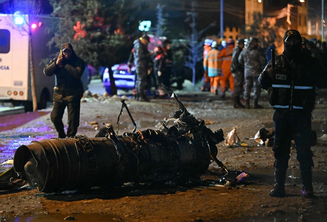 Military personnel stand next to pieces of a military plane that crashed in el Alto, near La Paz, Bolivia. (AFP)
