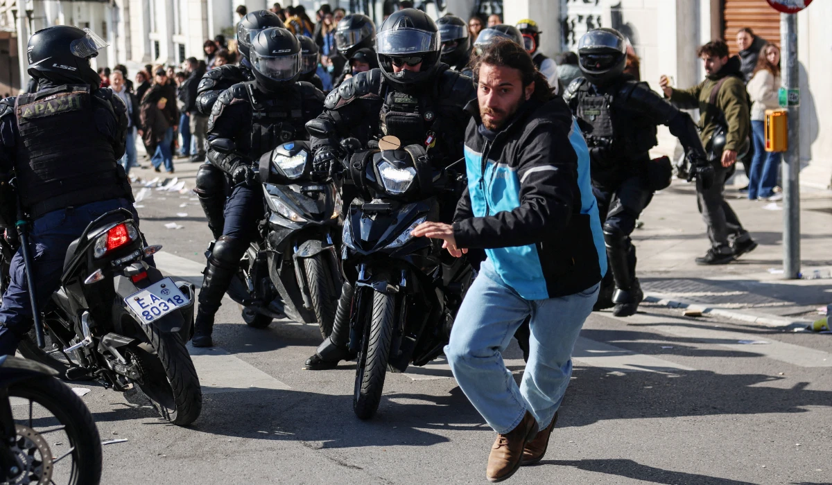 A man runs from motorised police, which tries to disperse protesters, during a rally to mark the third anniversary of a deadly train crash which killed 57 people in Athens, Greece, February 28, 2026. 9REUTERS)