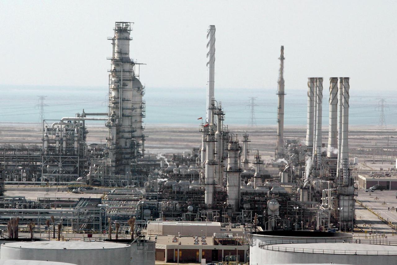 A general view shows Ras Tannura's oil production plant near Dammam in Saudi Arabia's eastern province, 27 December 2004. (AFP)
