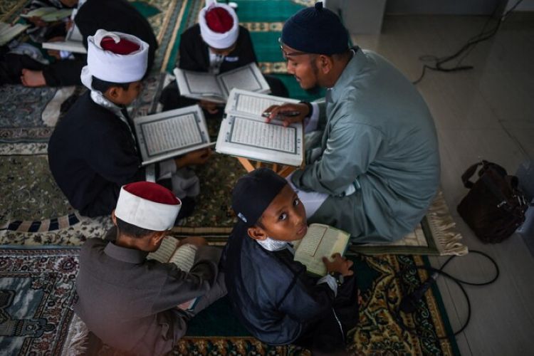 A total of 240,000 copies of the Holy Qur’an were distributed to Umrah pilgrims at Al-Miqat Mosque in Madinah during February. (AFP)