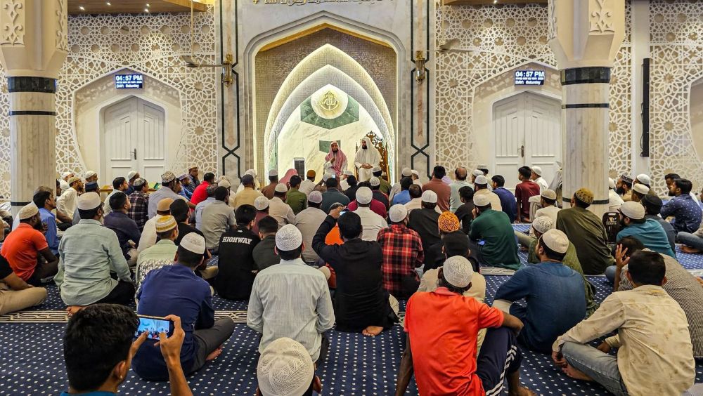 As part of a Ramadan imam outreach program, a session on Tawhid (the foundational principle of Islam) was held at Baridhara Mosque in Dhaka. (X/@Saudi_MoiaEN)