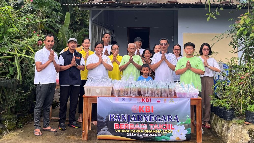 Members of the Indonesian Buddhayana Family, in Central Java province, pose for a group photo before handing out meal boxes and sweet iced treats for iftar, Mar. 1, 2026. (KBI Central Java)