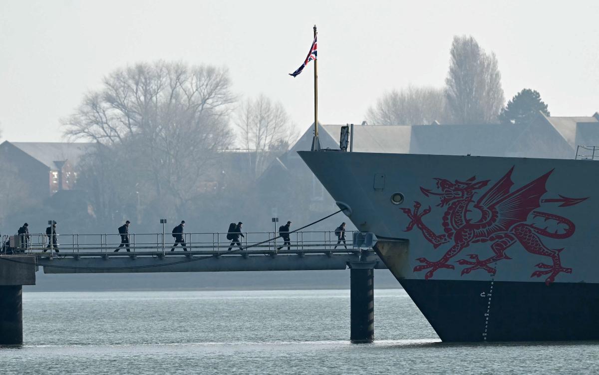 Troops arrive to board HMS Dragon, a Royal Navy Type 45 Daring-class air-defence destroyer warship, moored outside HM Naval Base Portsmouth, on the south coast of England, on March 4, 2026. (AFP)