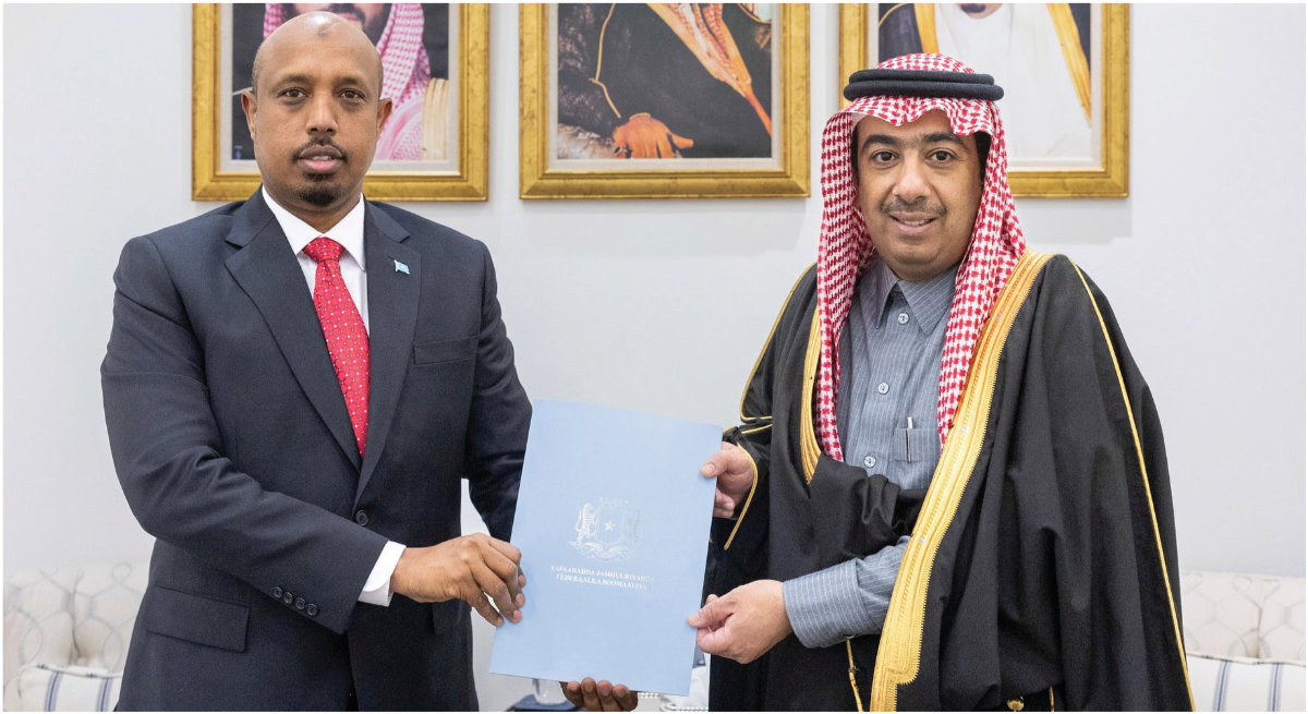 Abdulmajeed Al-Smari, the Kingdom's deputy minister for protocol affairs, receiving the credential's of Somalia's new ambassador Mohamed Amin Sheikh Osman. (X: @KSAMOFA)