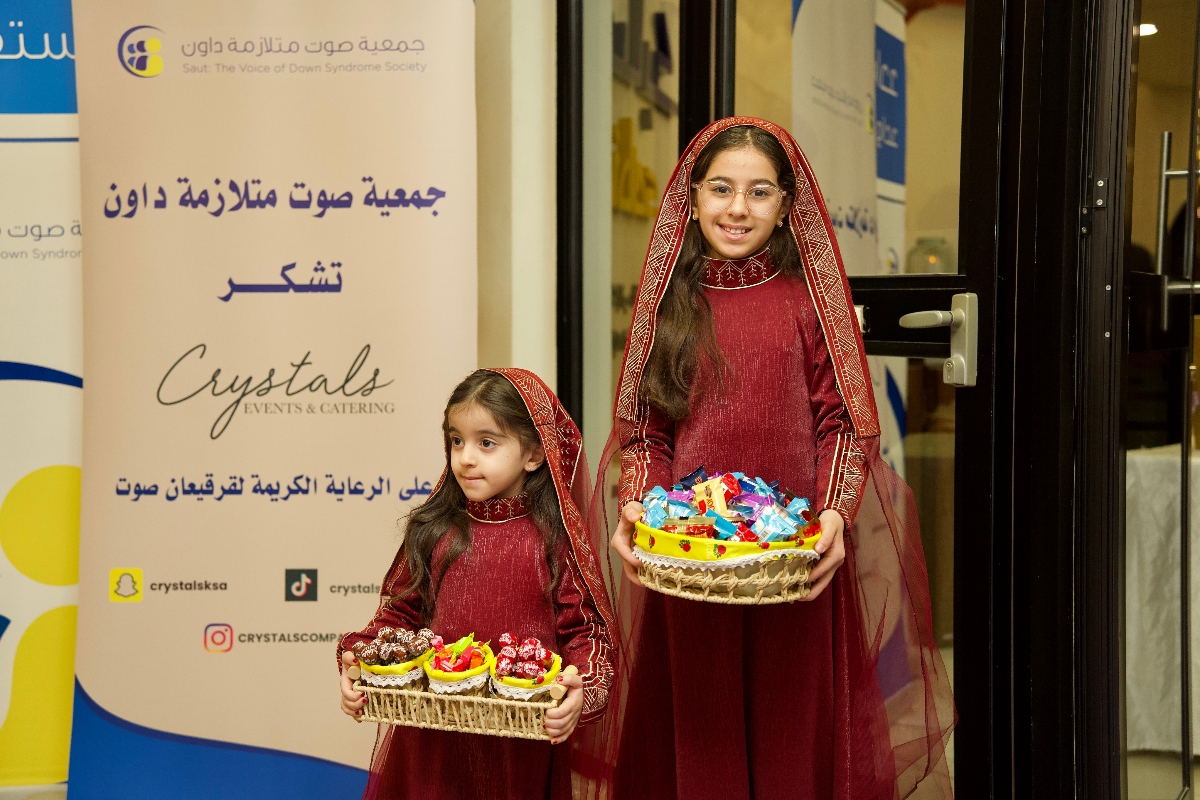 Kids welcome visitors with sweets at SAUT's Gargee'an Event. (Supplied / SAUT)