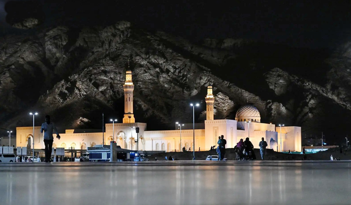 The mosque reflects on the themes of patience and steadfastness associated with the events of Uhud. (SPA)