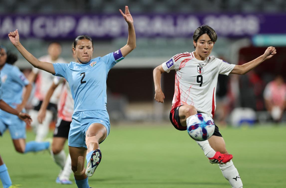 Japan’s Riko Ueki (R) scores a goal as India’s Sweety Devi Ngangbam attempts to defend during the AFC Women’s Asian Cup Australia 2026 match in Perth on Mar. 7, 2026. (AFP)