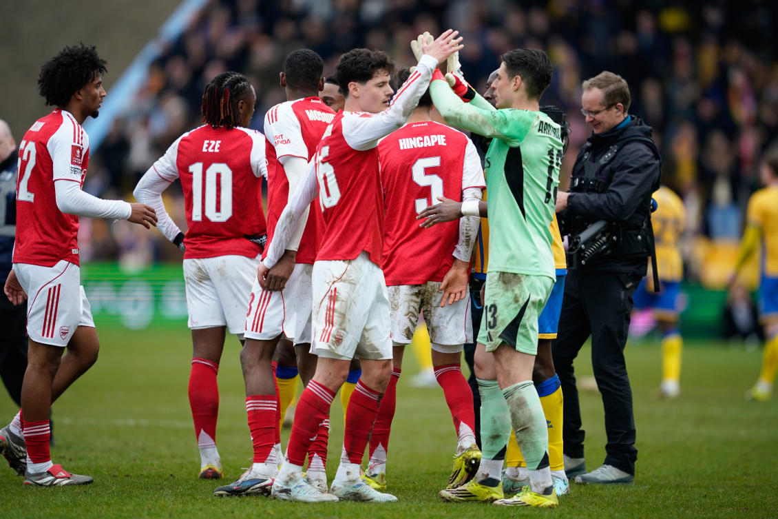 Arsenal’s players celebrate after the English FA Cup soccer match between Mansfield Town and Arsenal in Mansfield, Mar. 7, 2026.(AP)