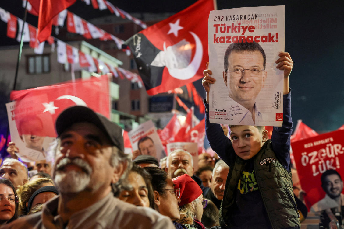 A supporter of Turkey's main opposition Republican People's Party (CHP) holds a poster with a picture of jailed Istanbul Mayor Ekrem Imamoglu with a slogan reading "CHP will succeed, Turkey will win!", during a rally in support of Imamoglu in Istanbul, Turkey, November 12, 2025. (REUTERS/File Photo)
