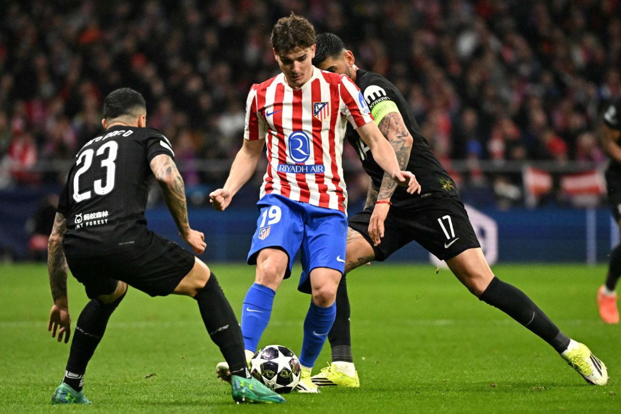 Atletico Madrid's Argentine forward #19 Julian Alvarez fights for the ball with Tottenham Hotspur's Argentinian defender #17 Cristian Romero and Tottenham Hotspur's Spanish defender #23 Pedro Porro during the UEFA Champions League last 16 first leg football match between Club Atletico de Madrid and Tottenham Hotspur at Metropolitano Stadium in Madrid on March 10, 2026. (AFP)