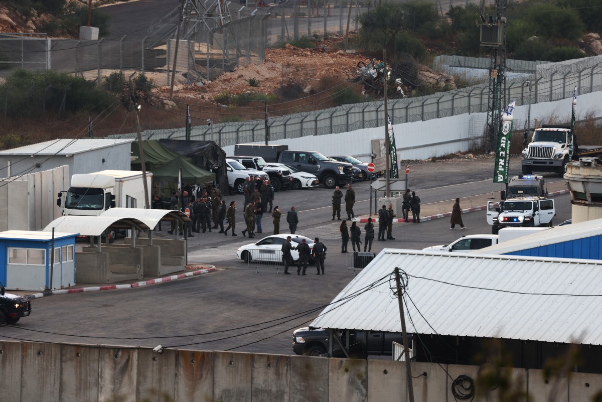 Israeli forces stand guard at the Ofer military prison located between Ramallah and Beitunia in the occupied West Bank, Oct. 13, 2025. (File / AFP)