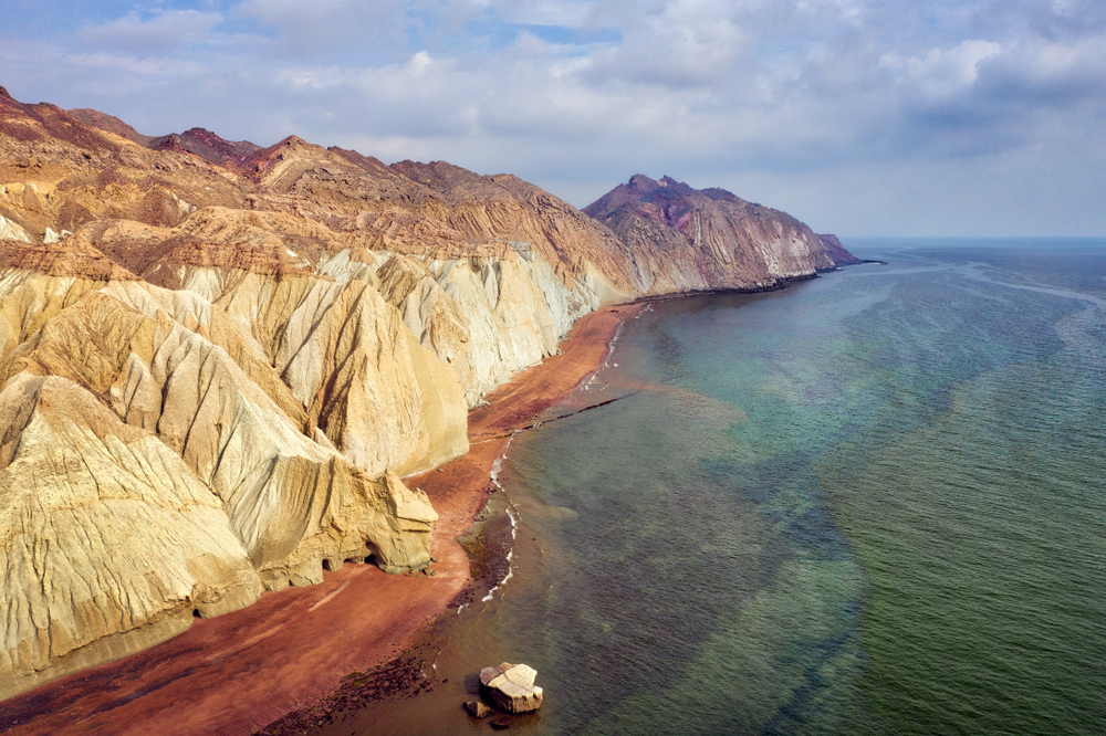 With the Strait of Hormuz closed, how many days can the world withstand an oil disruption?