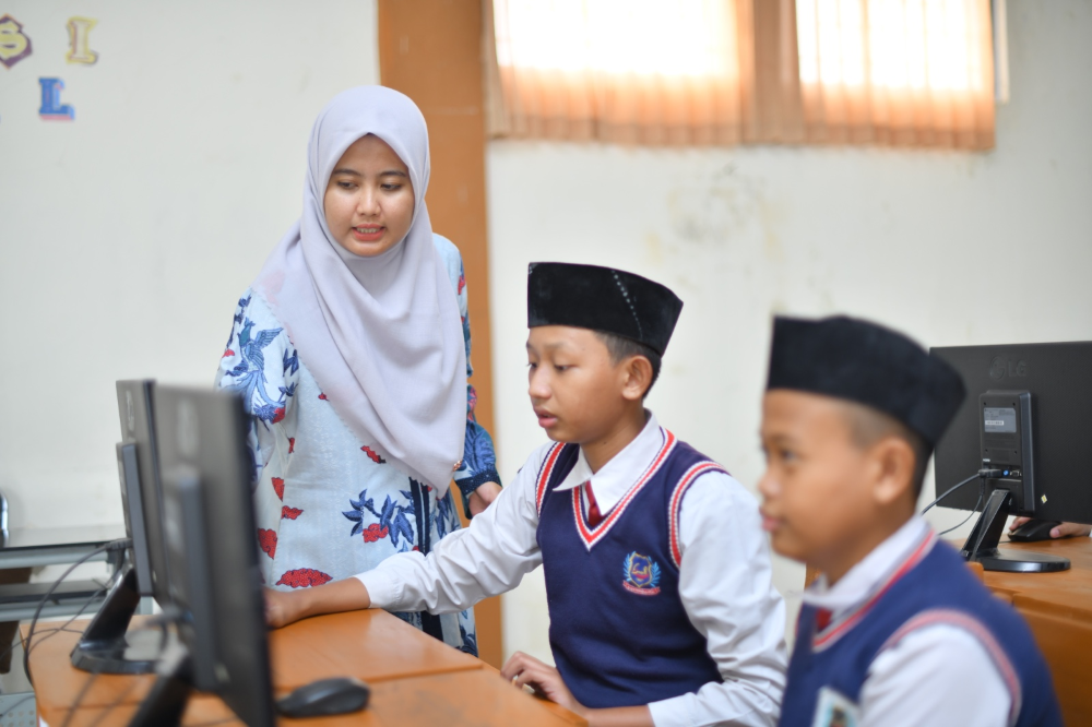 Indonesian schoolchildren use computers for a class in this undated photo. (Ministry of Primary and Secondary Education)
