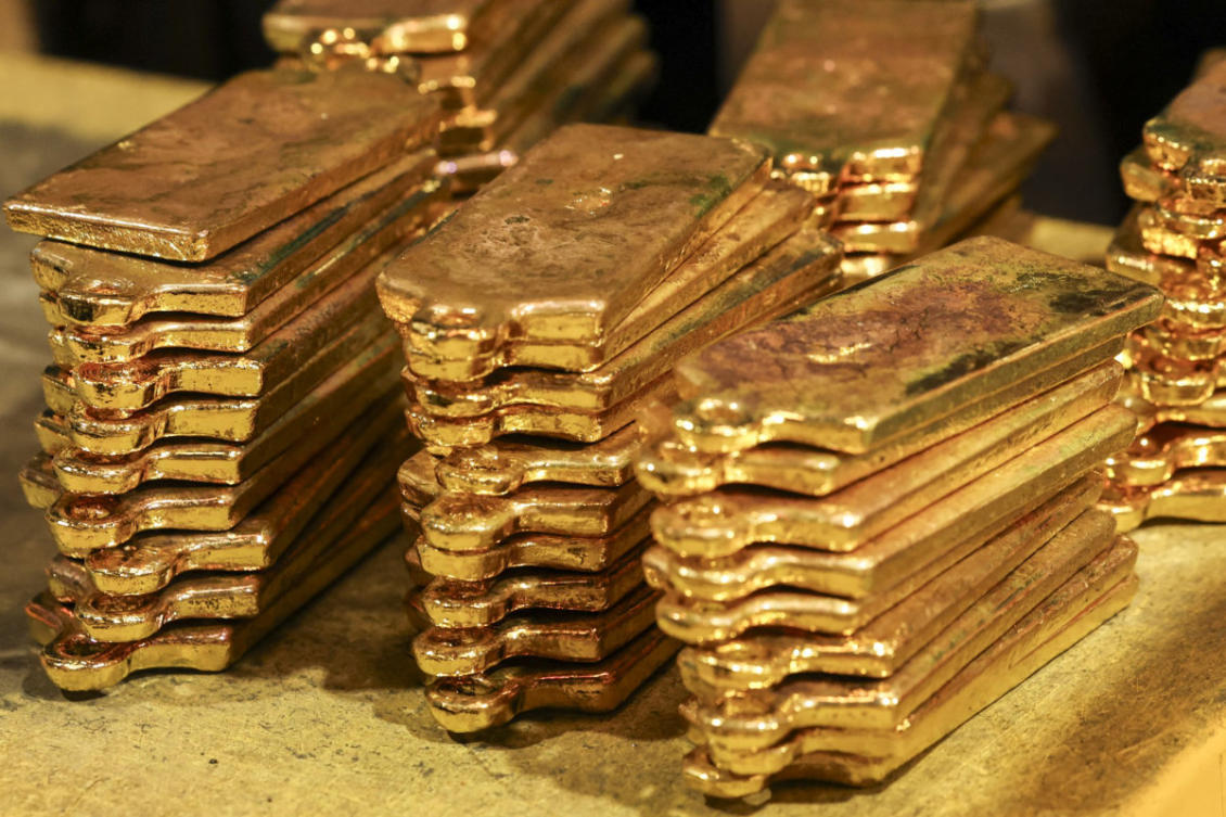 Gold prices fell more than 1 percent on Thursday, pressured by a stronger dollar. (AFP file photo)