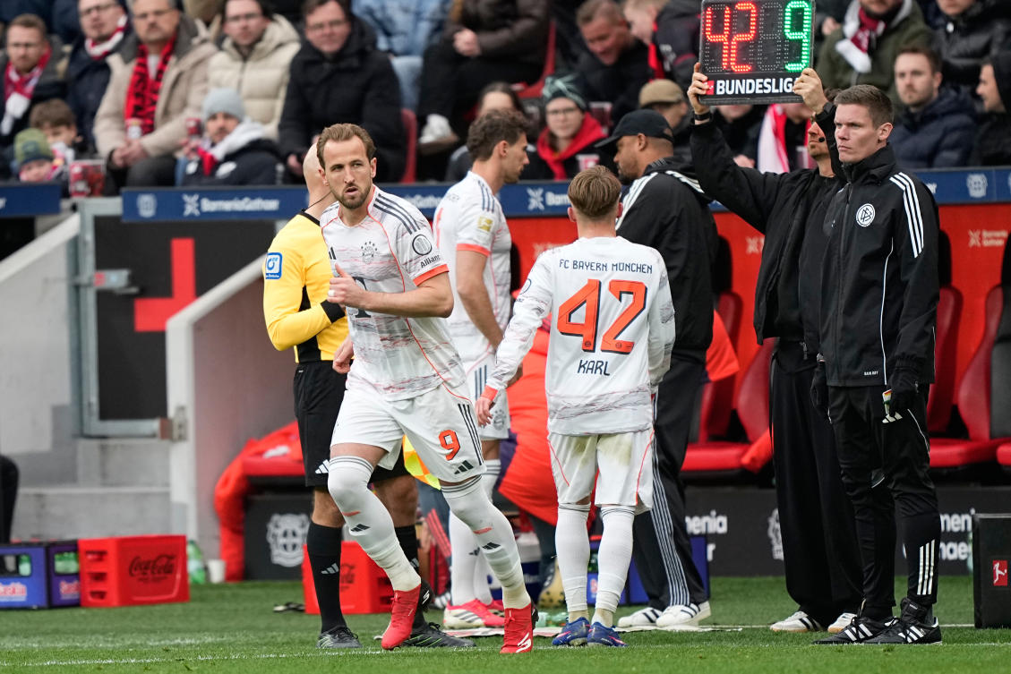Nine-man Bayern hold on for draw at Leverkusen