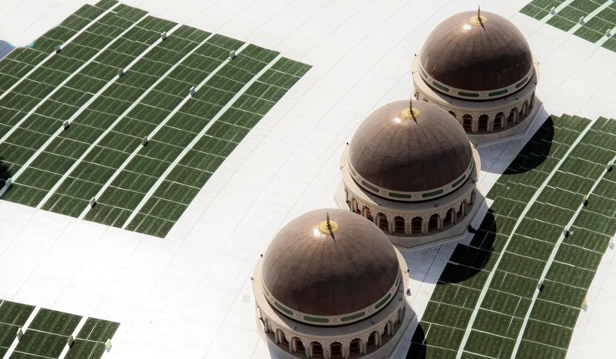 Field teams continuously monitor the carpets’ readiness through regular cleaning, sanitizing and replacement. (SPA)