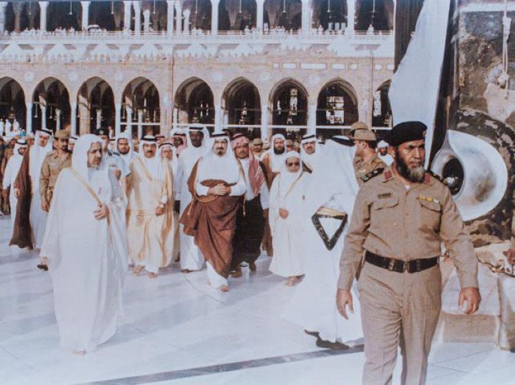 Jamil Sulaiman Jalal, left, with King Abdulaziz, center, at the Grand Mosque in Makkah. (Supplied)