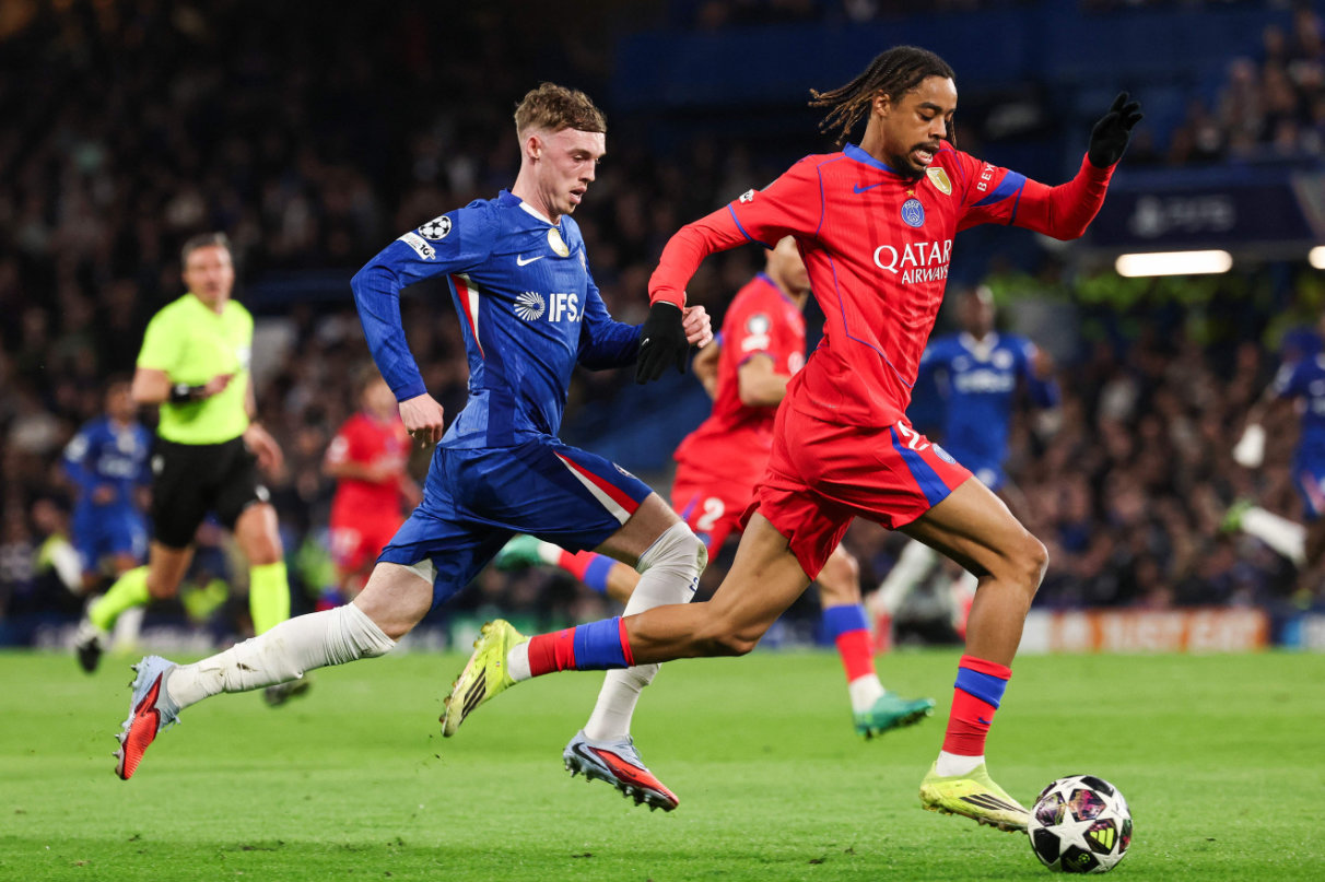 Chelsea's English midfielder #10 Cole Palmer (L) fights for the ball with Paris Saint-Germain's French forward #29 Bradley Barcola during the UEFA Champions League round of 16 second leg football match between Chelsea FC and Paris Saint-Germain (PSG) at Stamford Bridge, west London on March 17, 2026. (AFP)