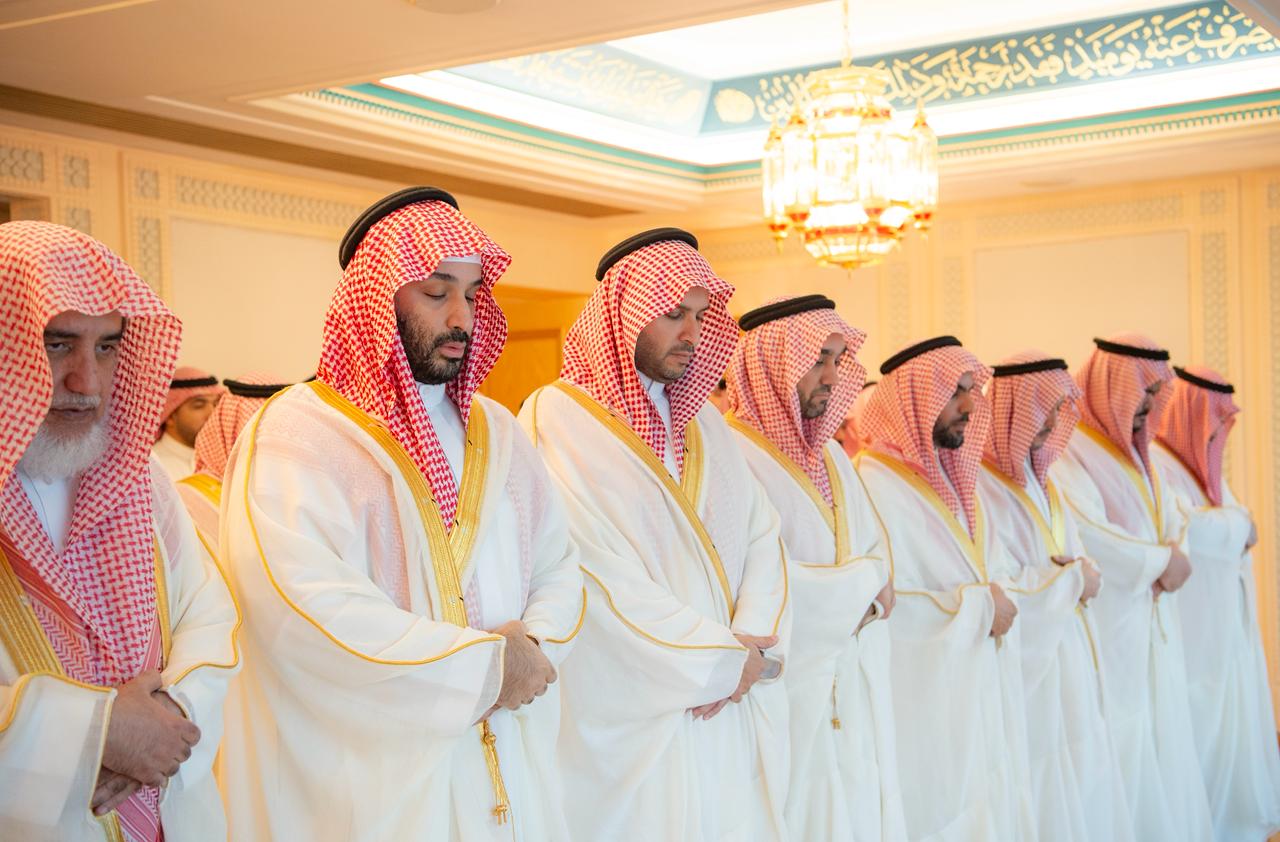 Crown Prince performs Eid Al-Fitr prayer at the Grand Mosque in Makkah