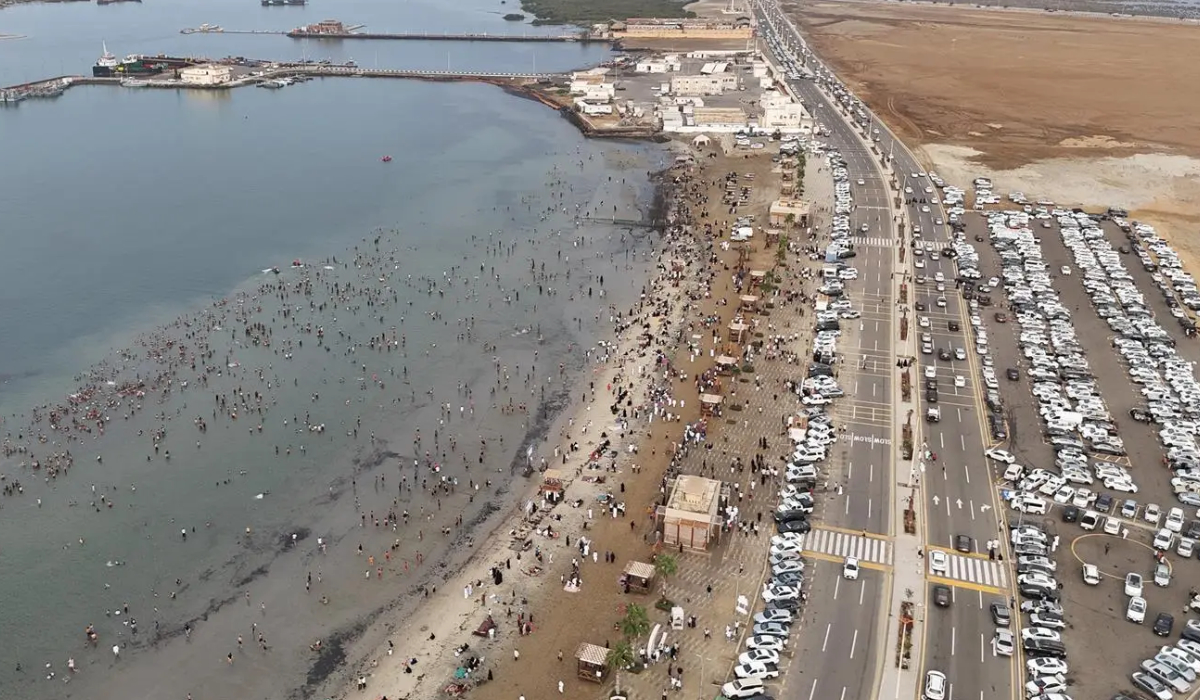 The beach has recently attracted large numbers of visitors of various age groups seeking to spend an enjoyable time during the holidays. (SPA)