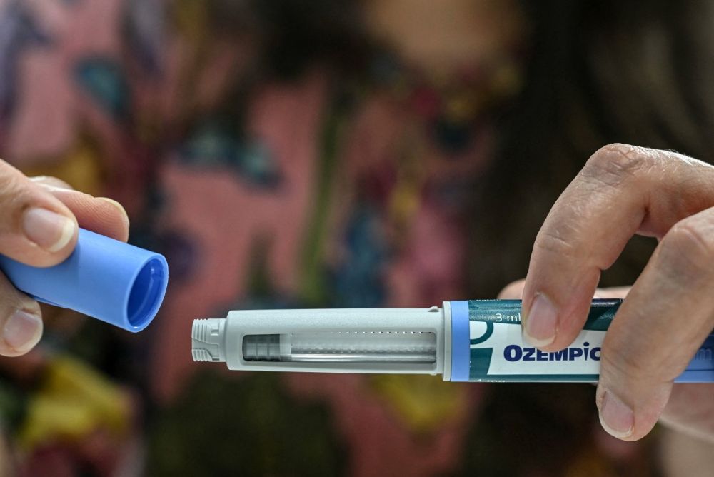 A doctor demonstrates an Ozempic GLP-1 self-injectable device at her clinic in Mumbai, India, Mar. 17, 2026. (AFP)