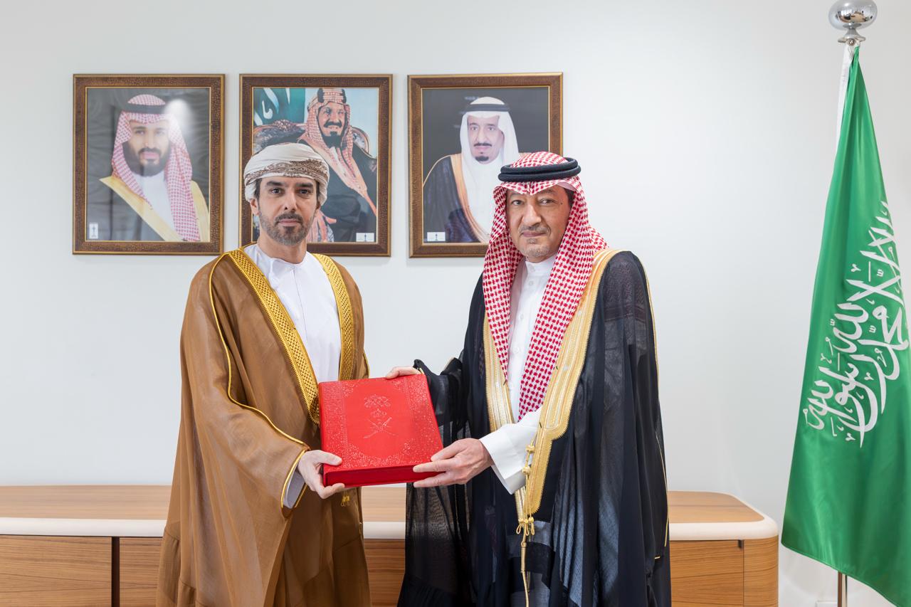 The message was received by Deputy Foreign Minister Waleed Al-Khuraiji (R) during a meeting at the ministry’s headquarters in Riyadh with Oman’s ambassador to the Kingdom, Najib Al-Busaidi (L). (SPA)