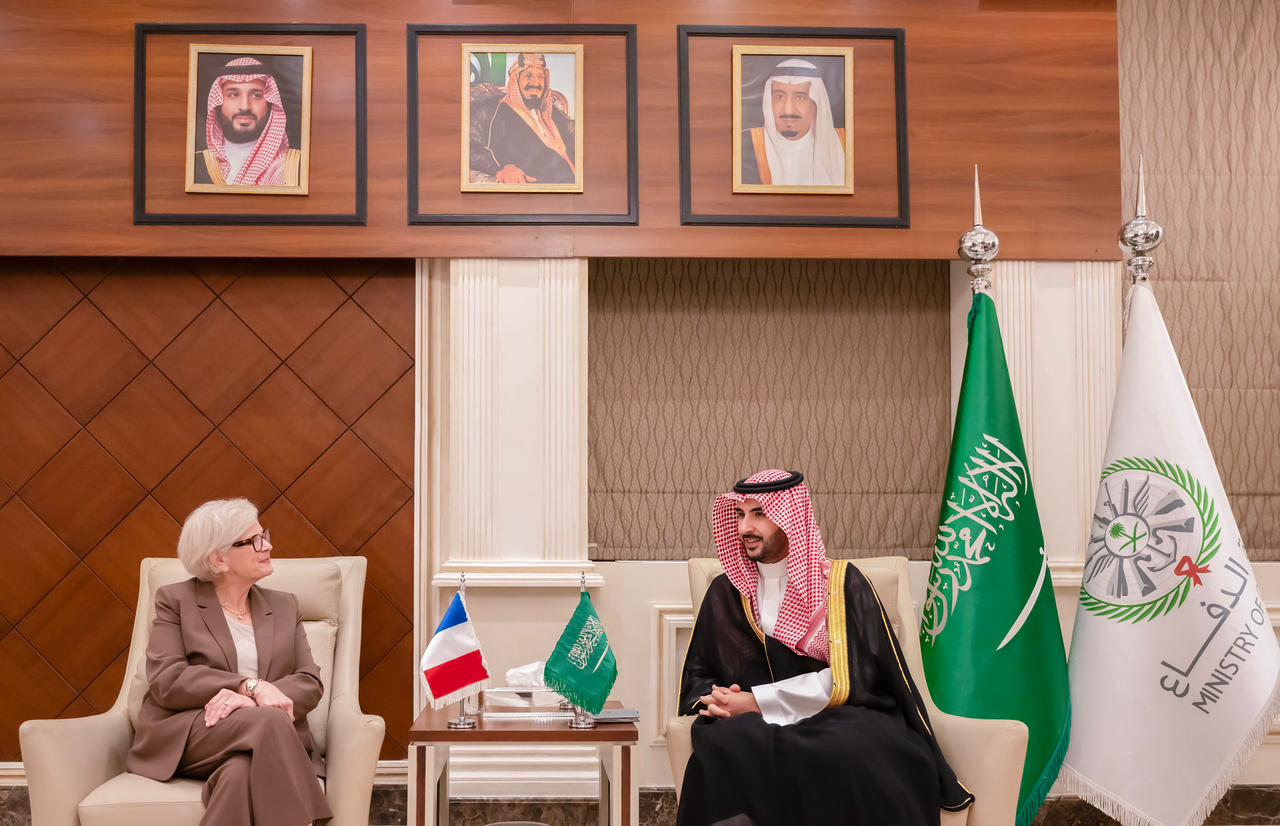 Saudi defense minister Prince Khalid bin Salman met with his counterpart from France, Catherine Vautrin, to discuss defense cooperation and regional developments on Tuesday. (X/@kbsalsaud)