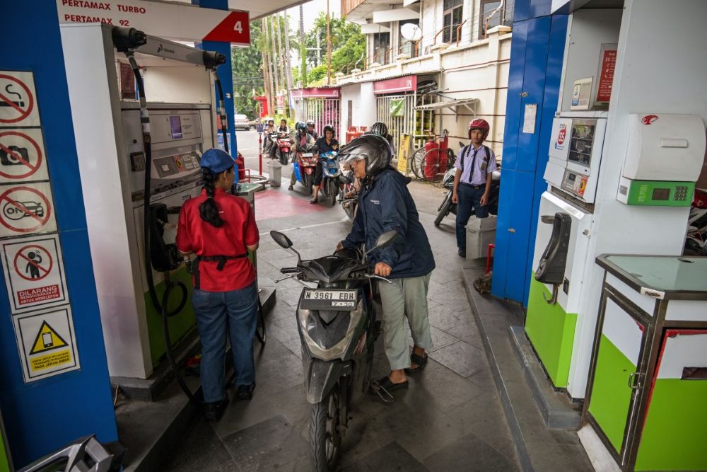 Motorists queue at a petrol station in Surabaya, Indonesia’s East Java province on March 9, 2026. (AFP)