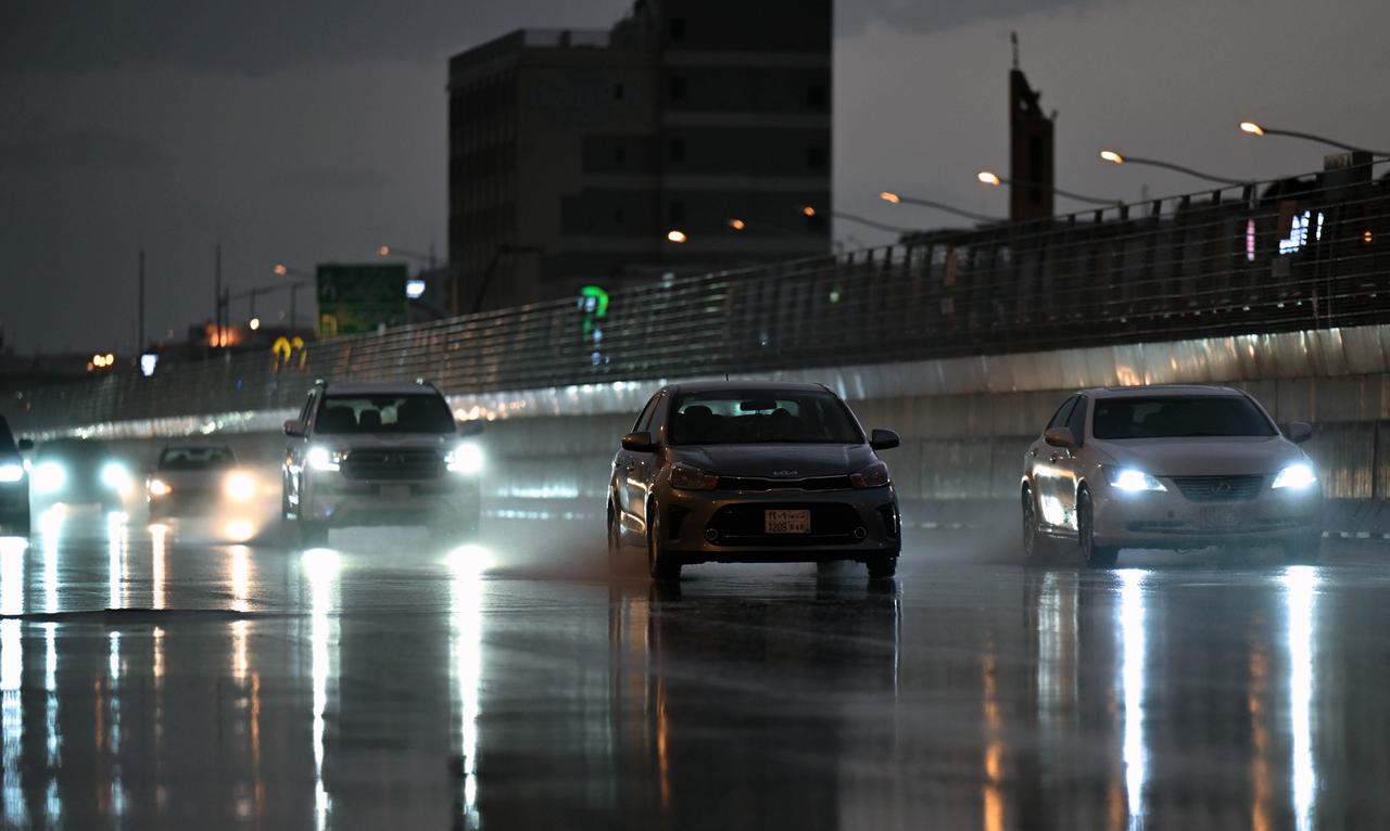 Riyadh experiences moderate to heavy rainfall on Thursday. (AN photo by Basheer Saleh)