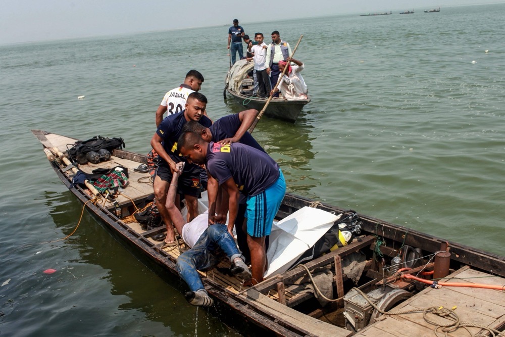 Navy divers recover the body of a victim following an accident involving a bus that plunged into the Padma River in Goalanda in Bangladesh’s Rajbari district. (AFP)