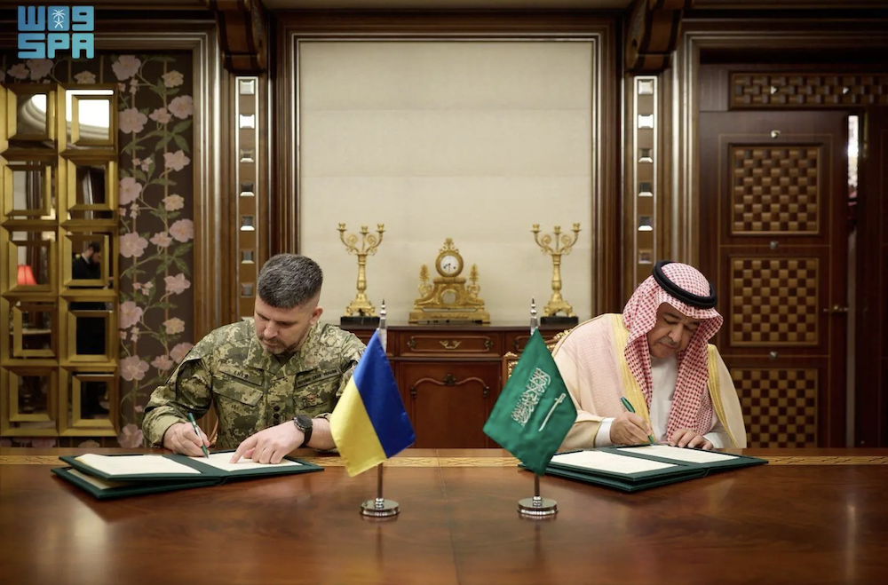 Lieutenant General Andriy Hinatov, Chief of the General Staff of the Armed Forces of Ukraine (L) and Khalid bin Hussein Al-Bayari, Assistant Minister of Defense for Executive Affairs at the MOD Saudi Arabia (R) signed the MoU in Jeddah on Friday. (SPA)