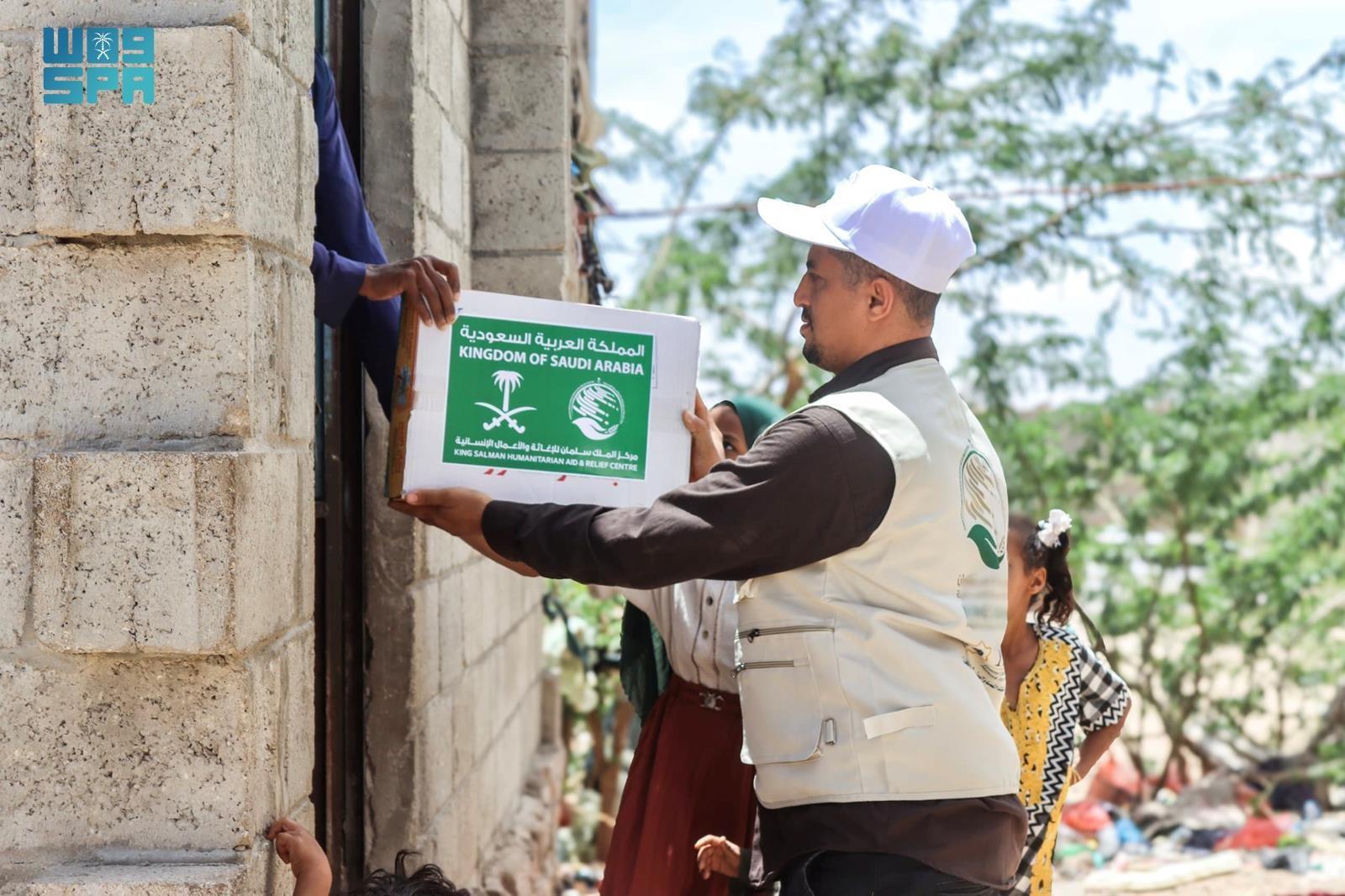 KSrelief distributes 500 cartons of dates in Yemen's Shabwa. (SPA)