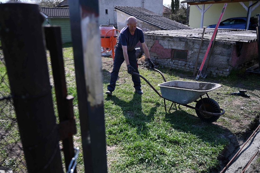 47-year-old Laszlo Peter prepares to build a fence in Pusztavacs village, the midpoint of Hungary, about 60 km south-est from the capital Budapest. (AFP)