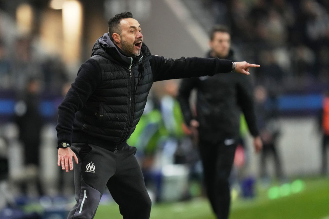 Roberto De Zerbi gives instructions during the French Ligue Un soccer match between Paris FC and Marseille in Paris, Jan. 31, 2026. (AP/File Photo)