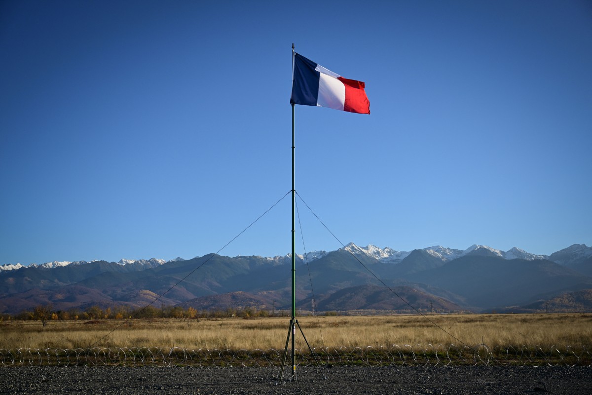 A French flag flutters as the Fagaras mountains dominate the skyline during ‘Dacian Fall’ military exercise at the logistic hub in Cartisoara, Nov. 2, 2025. (AFP)
