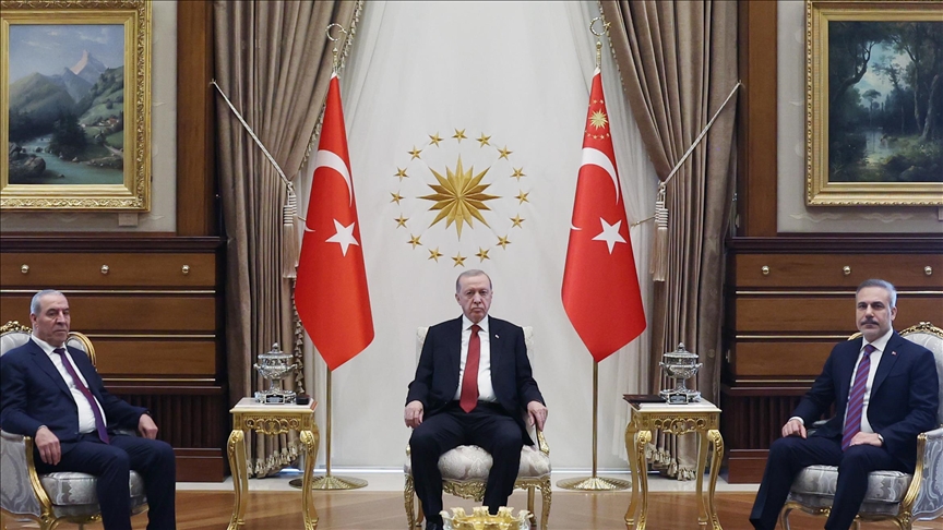 Turkish president, Recep Tayyip Erdogan, Center, the Palestinian vice president, Hussein Al-Sheikh, Left, and Turkiye’s foreign minister, Hakan Fidan, have held a meeting in Ankara. (Wafa)