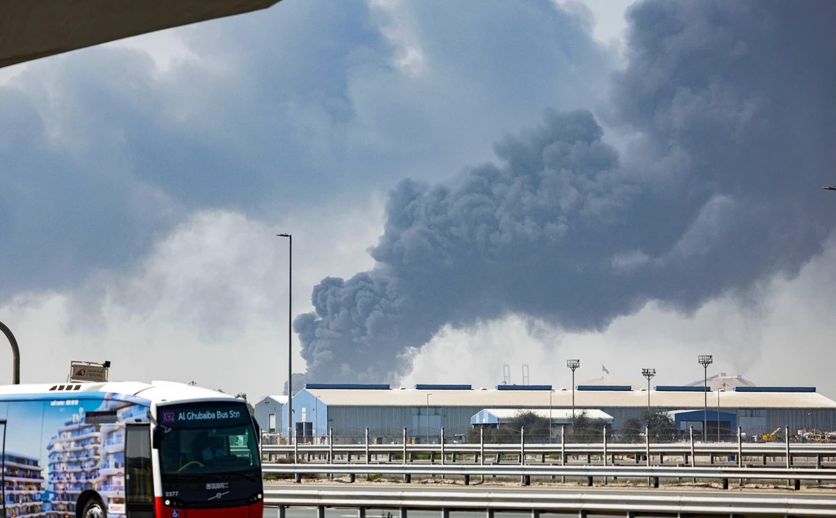 Thick black smoke billows into the air above the Jebel Ali port after getting struck by debris from an Iranian intercepted missile, in Dubai, United Arab Emirates, 01 March 2026. (EPA, Stringer)