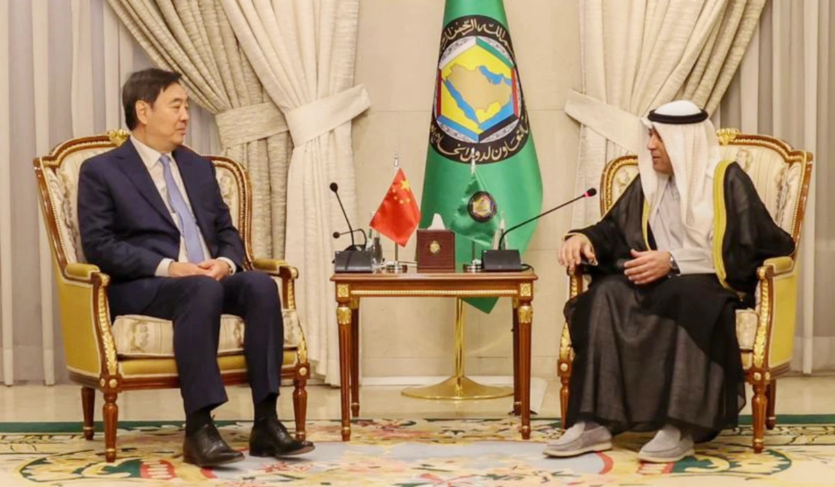 Jasem Al-Budaiwi (R) holds talks with Zhai Jun in Riyadh. (Supplied)