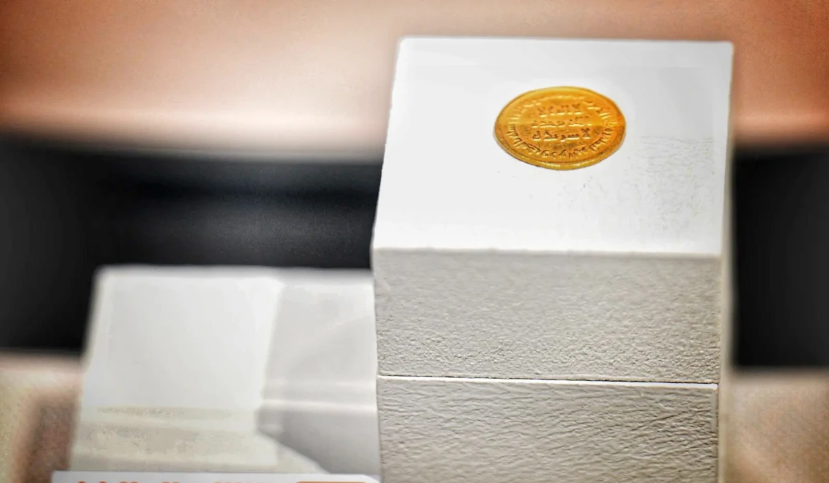 The museum provides visitors with a rich educational experience through thousands of Islamic coins, spanning the early Islamic state through the Umayyad and Abbasid periods to successive Islamic dynasties. (SPA)