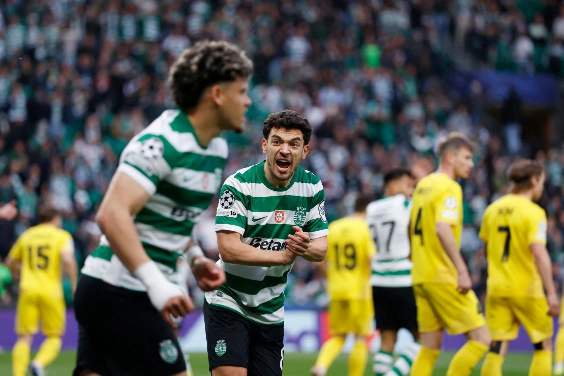 Sporting Lisbon’s Portuguese forward Pedro Goncalves speaks to Uruguayan midfielder Maximiliano Araujo (L) during their UEFA Champions League last 16 second leg match against Bodoe/Glimt at Jose Alvalade stadium in Lisbon on Mar. 17, 2026. (AFP)